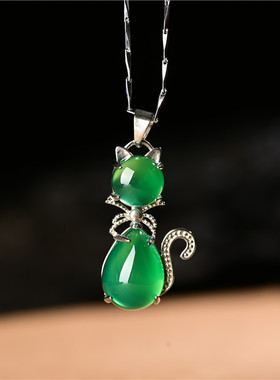 巴西玉髓碧玉色招财猫吊坠绿阳色猫咪玉坠祖母绿色18K金镶嵌项链