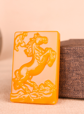 和田玉鸡油黄玉马上有福挂件男女款黄龙玉十二生肖马吊坠牌子