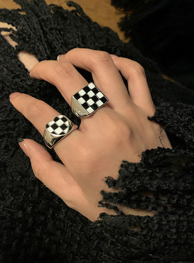 黑白棋盘格爱心戒指两件套女时尚小众个性复古食指戒撞色设计指环