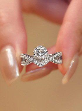 镀银小众高级感V字线条仿真莫桑石钻戒1克拉八心八箭求婚戒指女