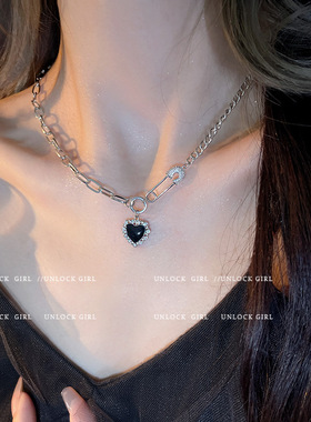 ins黑色爱心拼接钛钢项链小众设计个性别针锁骨链复古港风配饰品