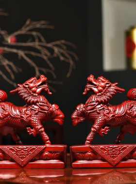 红色的麒麟木雕摆件实木公母火麒麟工艺礼品家居客厅办公室装饰品