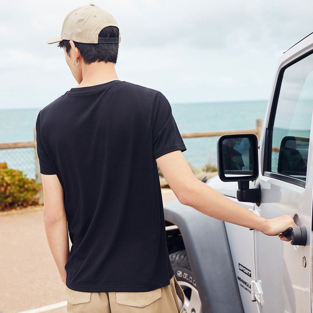  太平鸟男装outlets店T恤