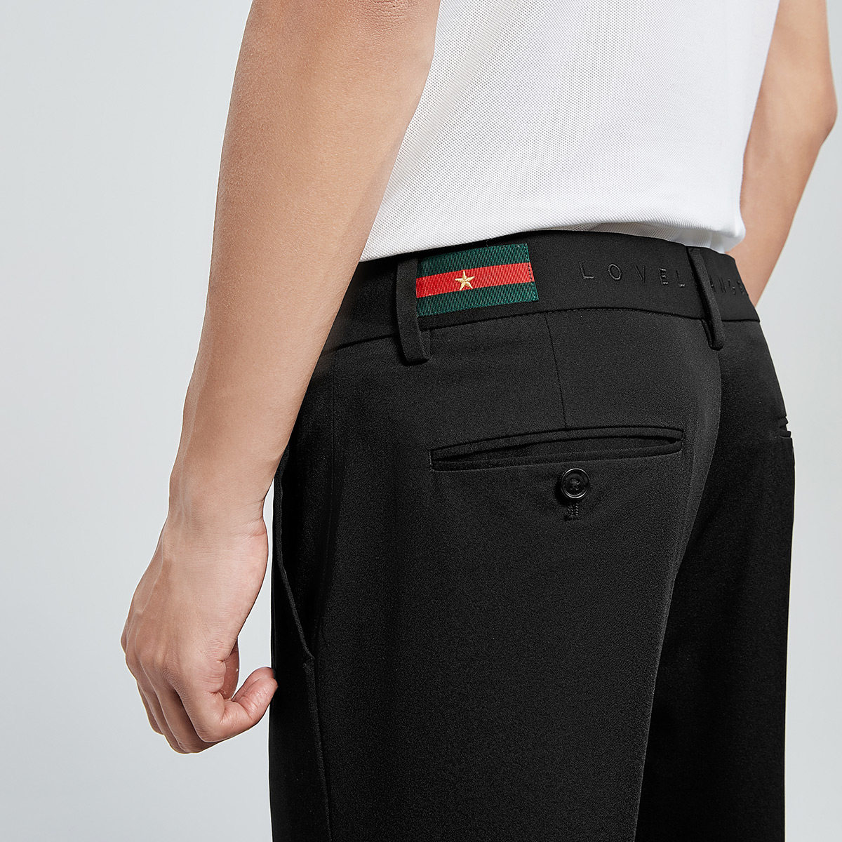  太平鸟男装outlets店休闲裤