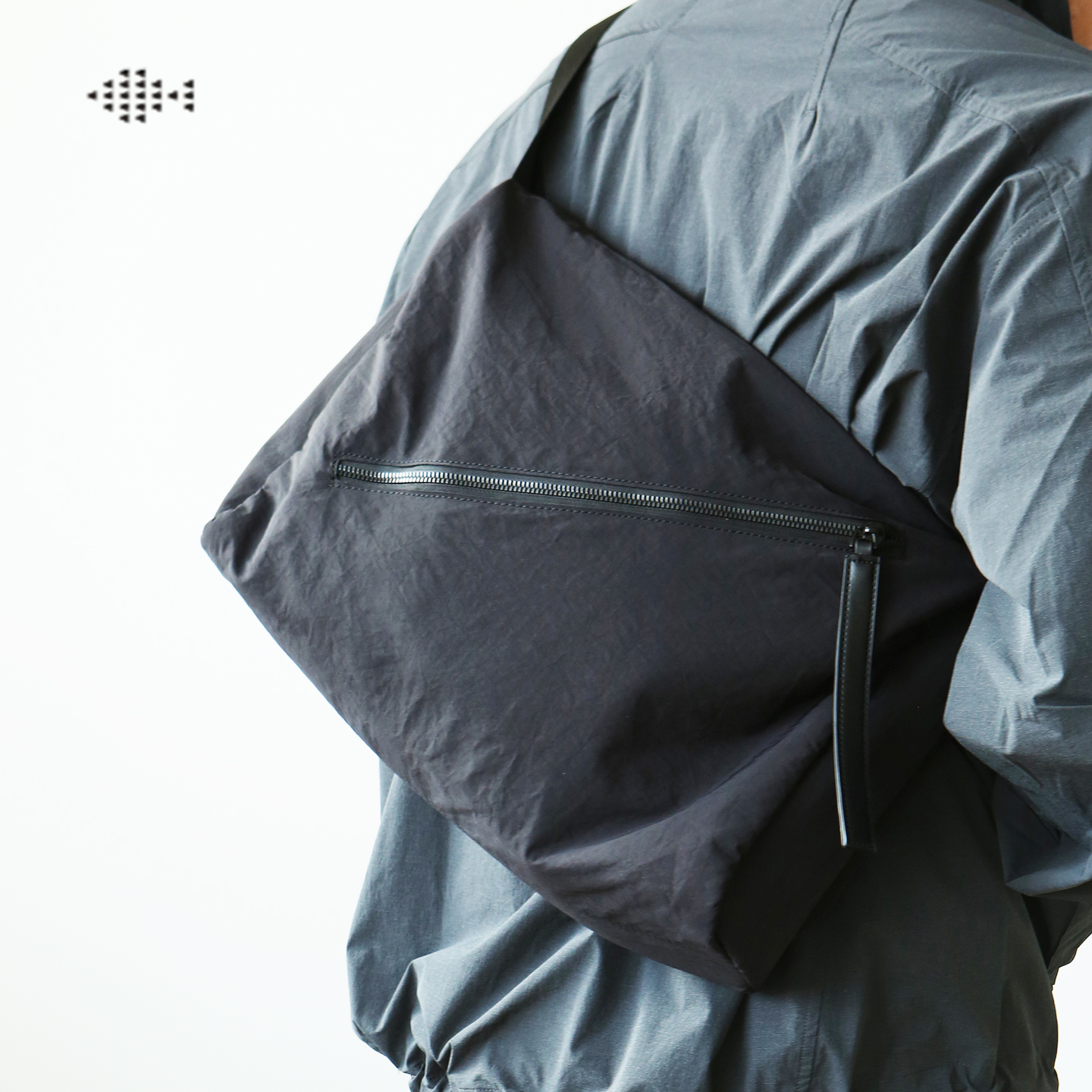 LANSPACE蓝皮具尼龙包斜挎包大容量单肩包运动休闲男包简洁户外 - 图3