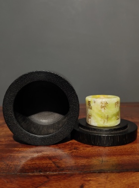 珍藏鱼籽纹老牛角扳指盒搭配老玉扳指一套复古摆件送礼收藏