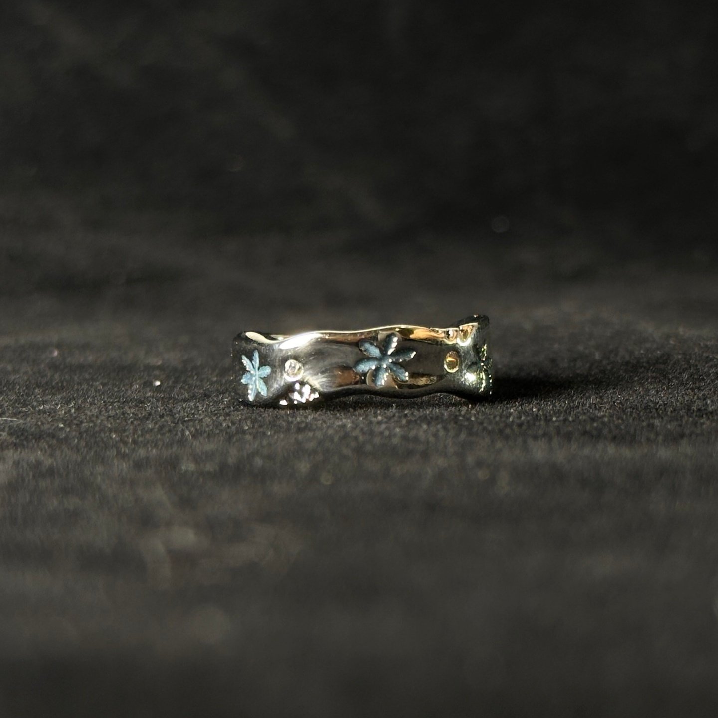 Retro sweet snowflake drop glaze ring is cool and luxurious
