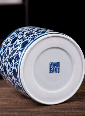 青花缠枝莲中式陶瓷笔筒景德镇瓷器龙纹书画筒家居客厅工艺品摆件