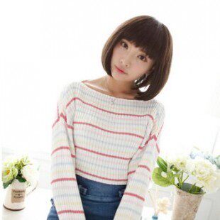 男の娘は斜めの前髪のショートヘアのカールboの頭のぱっつんとした前髪を変えて 学生の頭の短いストレートのキノコの頭の男女のかつらを出します