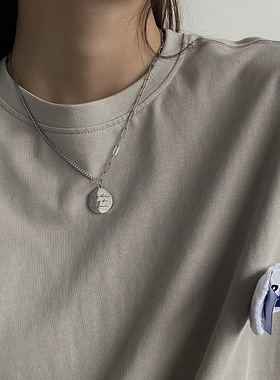 小众设计感字母圆牌吊坠项链女ins锁骨链简约冷淡风嘻哈链子配饰
