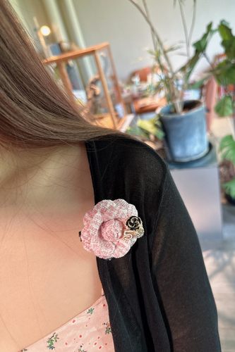 韩国小香风山茶花胸针气质时尚花朵胸花优雅赫本风设计感衣服配饰 - 图0