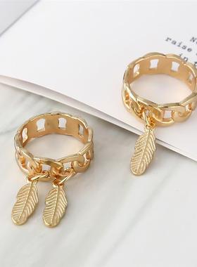 The ring, the cold wind leaves of the inns, is a two-piece s