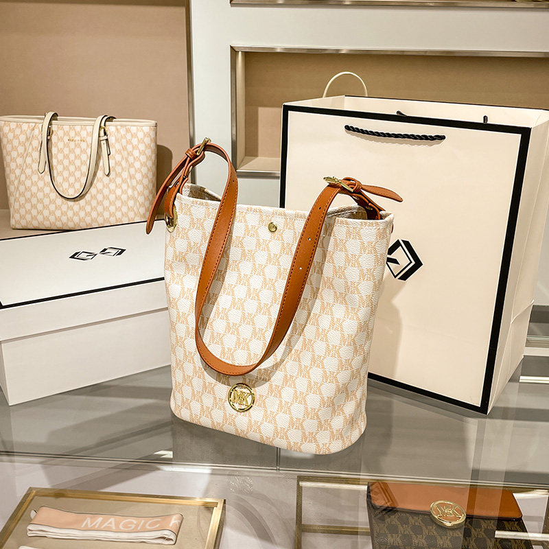 mk秋季大容量时尚百搭2021潮水桶包 惠派旗舰女士包袋