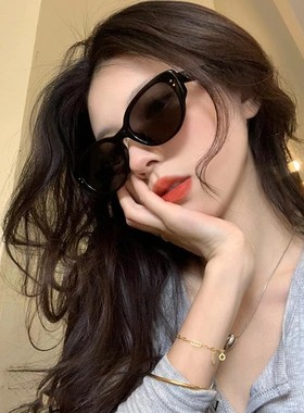 网红猫眼墨镜女凹造型
