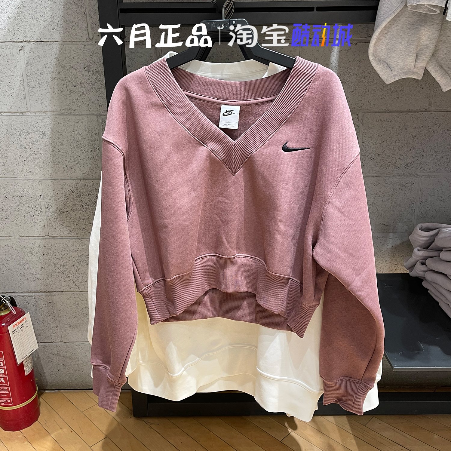 NIKE耐克女子针织加绒保暖卫衣V领休闲长袖套头衫 FN3652-104-208-图2