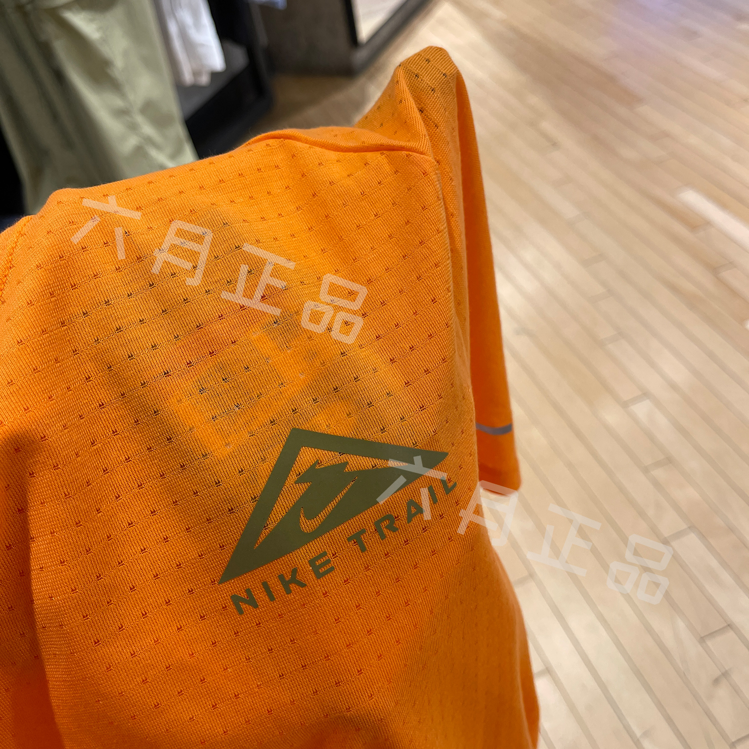 NIKE耐克男子透气网眼拼接运动T恤宽松排汗休闲短袖 DV9306-885-图2