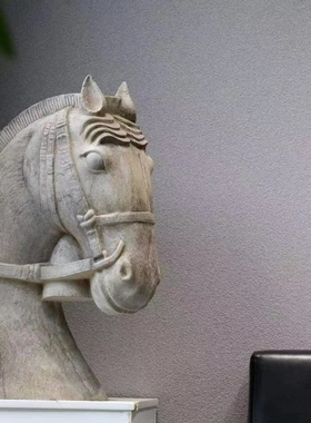 『极为震撼力  青石马首』  塑以马首造型低垂，神形兼备，高80cm