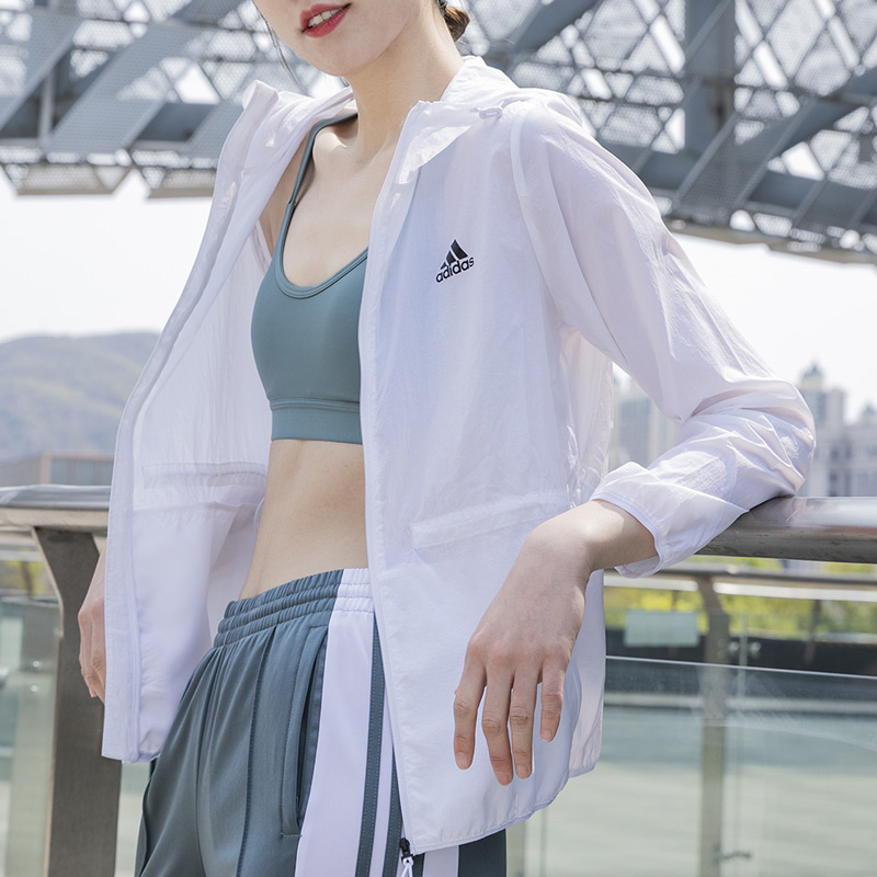 阿迪达斯外套女款正品新款Adidas防晒衣夏季运动薄梭织夹克GQ0628