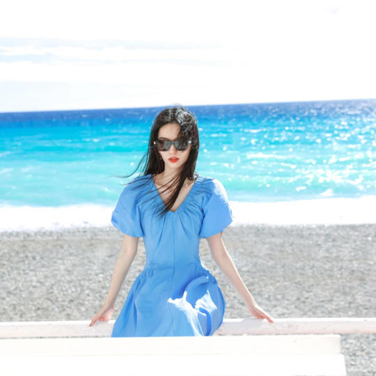 周也同款法式蓝色V领泡泡袖连衣裙女夏新小众设计感收腰显瘦长裙