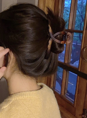 法式琥珀色磨砂抓夹后脑勺盘发女