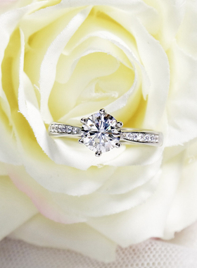 STORY+ 閃耀定情 一克拉莫桑石鑽戒