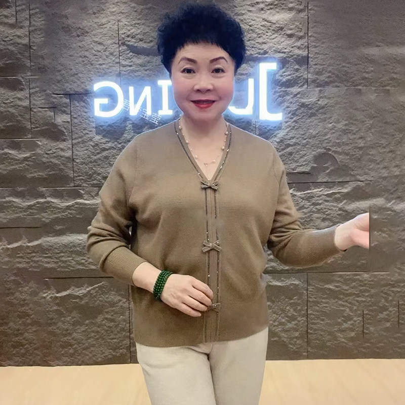 中年妈妈秋冬针织衫上衣2026新款洋气秋冬中老年女装打底遮肚毛衣