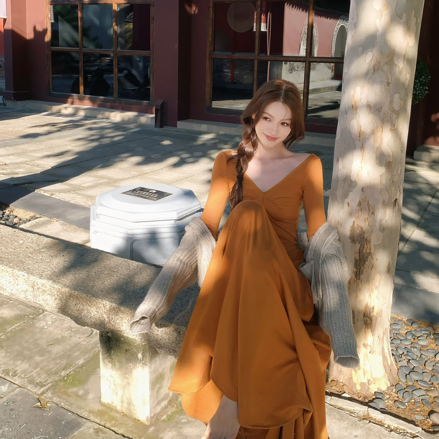 Lienni2025秋季新款长袖镂空V领多裁片针织收腰显瘦长款连衣裙女