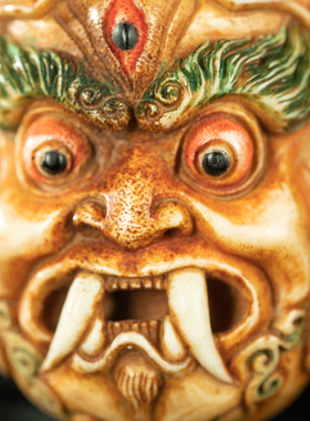 清代藏传密宗天然矿物彩绘精雕老料巨版金刚护法大吊坠文玩手把件