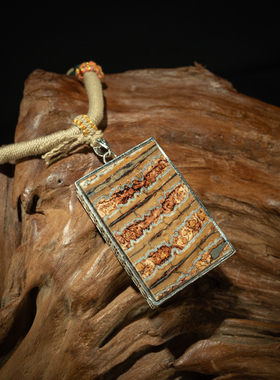 藏传密宗圣物天然高玉化老料带天然绝美花纹镶嵌款无事牌吊坠项链