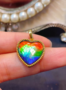 天然加拿大斑彩石爱心吊坠