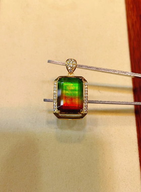 天然A货老坑玻璃种满色阳绿蛋面镶嵌18k金钻石吊坠