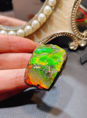 天然加拿大斑彩石原石摆件鱼翅纹带龙珠红金绿变色蓝绿色