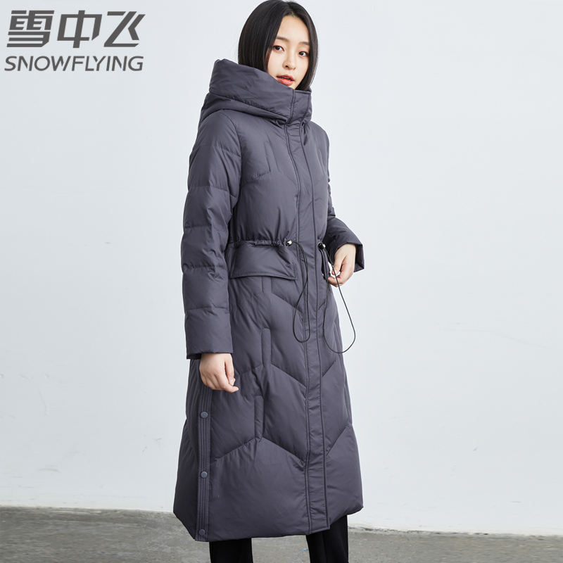 雪中飞秋冬新款羽绒服女士长款时尚过膝高充绒微收腰版型外套 - 图1