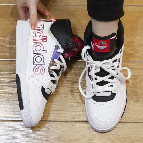 Adidas, двухцветные белые кеды, кроссовки, коллекция весна 2021 года