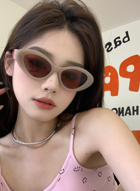 茶色猫眼椭圆墨镜显脸瘦凹造型