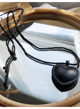 黑色皮革爱心吊坠项链fever