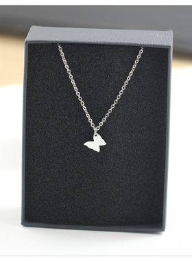 精致小蝴蝶吊坠项链女2026新款轻奢锁骨链配饰高级感百搭轻奢颈链