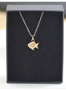 玫瑰金色滴胶小鱼几何吊坠锁骨链女项链日常百搭新款配饰精致颈链