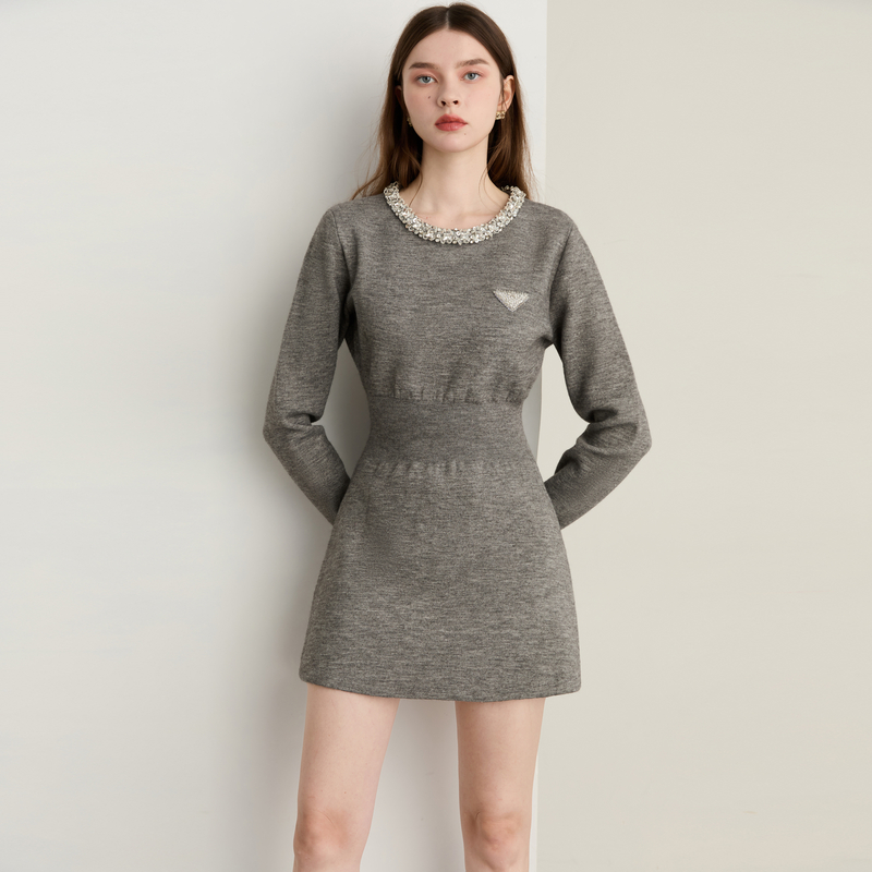 DPLAY2025年冬季新款灰色圆领修身针织连衣裙气质法式裙子毛衣裙 - 图2