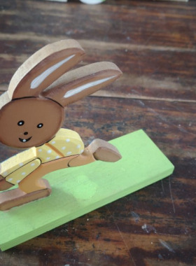 收藏样品中古玩具超级破旧斑驳木制兔子   单薄破旧