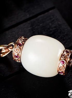 【御府】新疆和田玉籽玉18K金镶嵌0.263克拉红宝石路路通12.7克