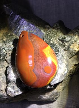 天然战国红玛瑙雨滴艳丽风吊坠