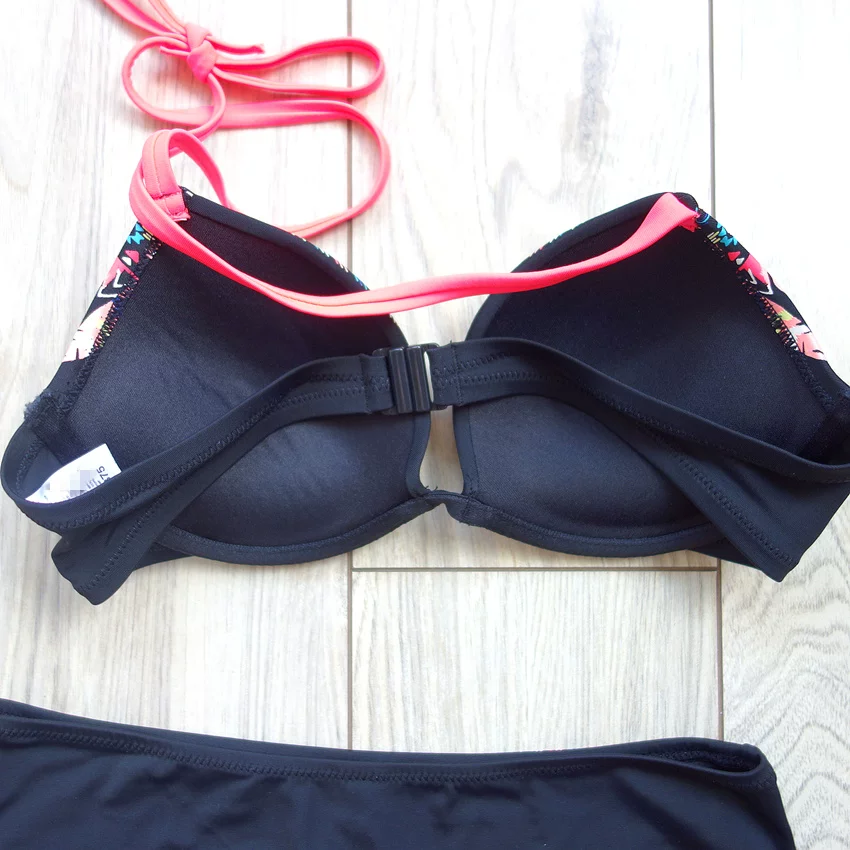 Push up бюстгальтер, купальник, пера набивка, акцент на бёдрах