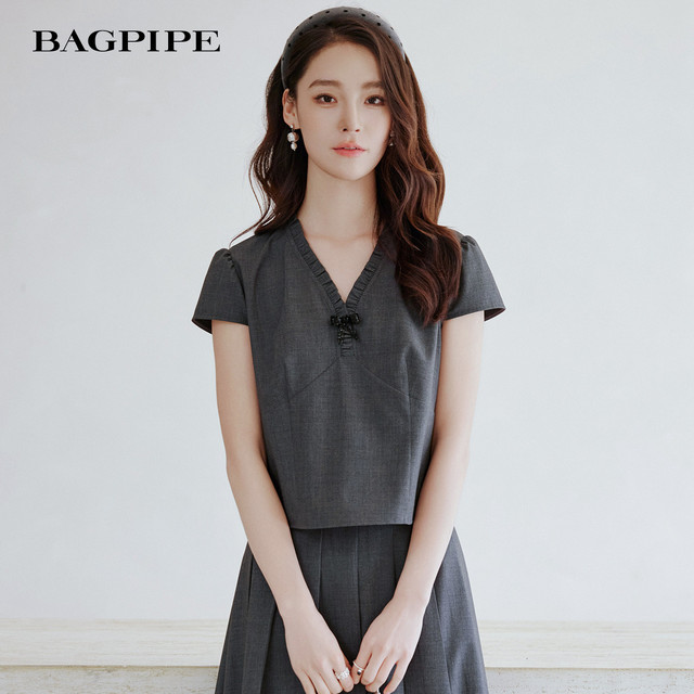 Bagpipe 2026 ລະດູຮ້ອນແບບໃໝ່, ຫຼຸດອາຍຸ, ແບບຜູ້ໃຫຍ່, ຄໍ V-neck slim ແລະ versatile top commuter