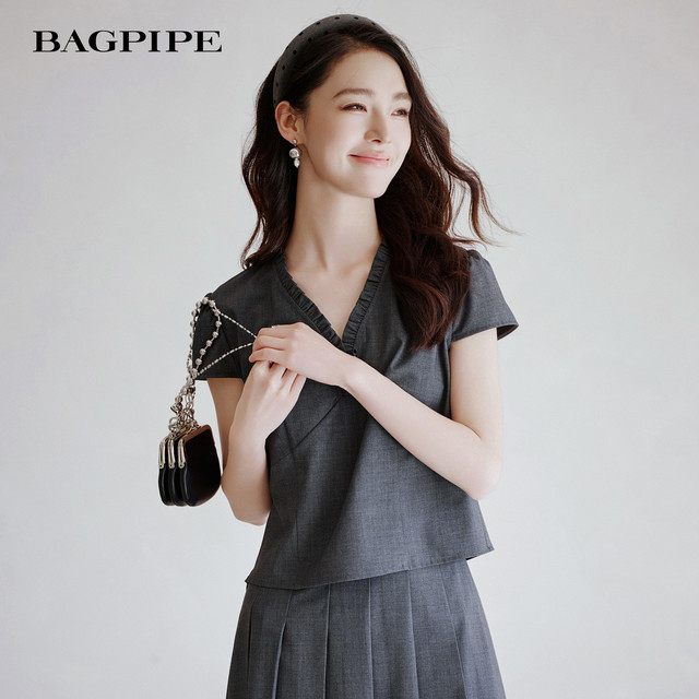 Bagpipe 2026 ລະດູຮ້ອນແບບໃໝ່, ຫຼຸດອາຍຸ, ແບບຜູ້ໃຫຍ່, ຄໍ V-neck slim ແລະ versatile top commuter