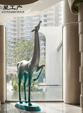 网红潮玩考斯商场美陈软装设计暴力熊玻璃钢树脂餐厅橱窗雕塑