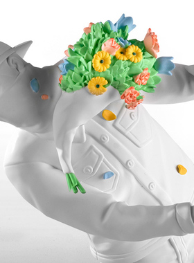 反讽banksy被扔花的人RayChan陈睿潮玩潮流潮品摆件雕塑正版