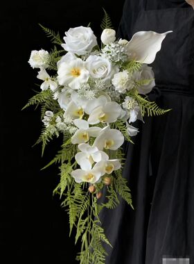 水滴瀑布手捧花白色蝴蝶兰马蹄莲花束新娘结婚仿真花婚礼婚纱摄影