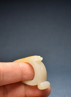 新疆和田玉红黄皮独籽兽虎面扳指