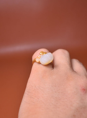 内径17洒金皮白玉独籽料镶金戒指